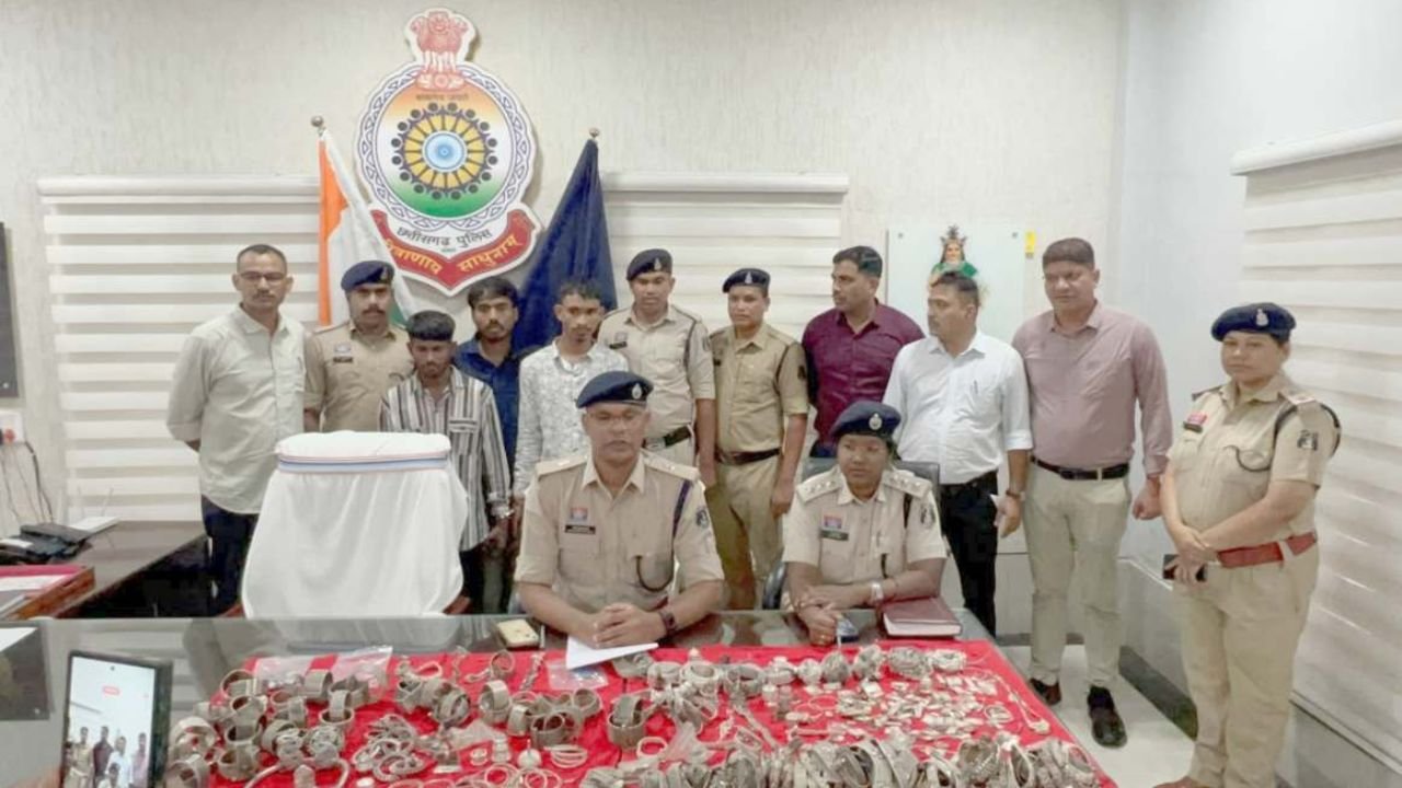Khairagarh News: नागपुर से चोरी की स्कूटी लेकर छुईखदान पहुंचे चोर, 22.6 किलो चांदी समेत 44.75 लाख का माल बरामद