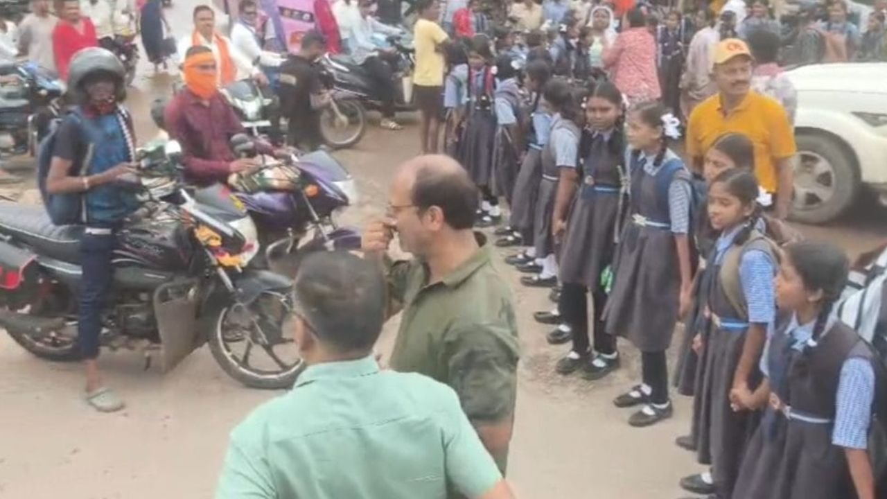 Durg News: दुर्ग में शौचालय की मांग को लेकर स्कूली छात्रों का चक्काजाम, सड़क पर लगी वाहनों की लंबी कतार