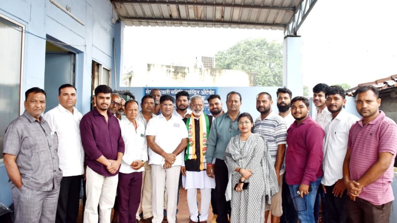 CG News: खाद की किल्लत को लेकर कांग्रेस जिलाध्यक्ष राकेश ठाकुर ने भाजपा सरकार पर साधा निशाना, तत्काल पर्याप्त खाद उपलब्ध कराने की मांग