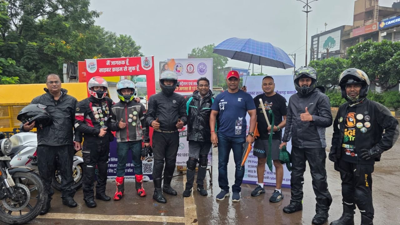 Cyber Awareness Ride: रायपुर में 36RC की बाइक राइड, साइबर क्राइम और सड़क सुरक्षा का दिया संदेश