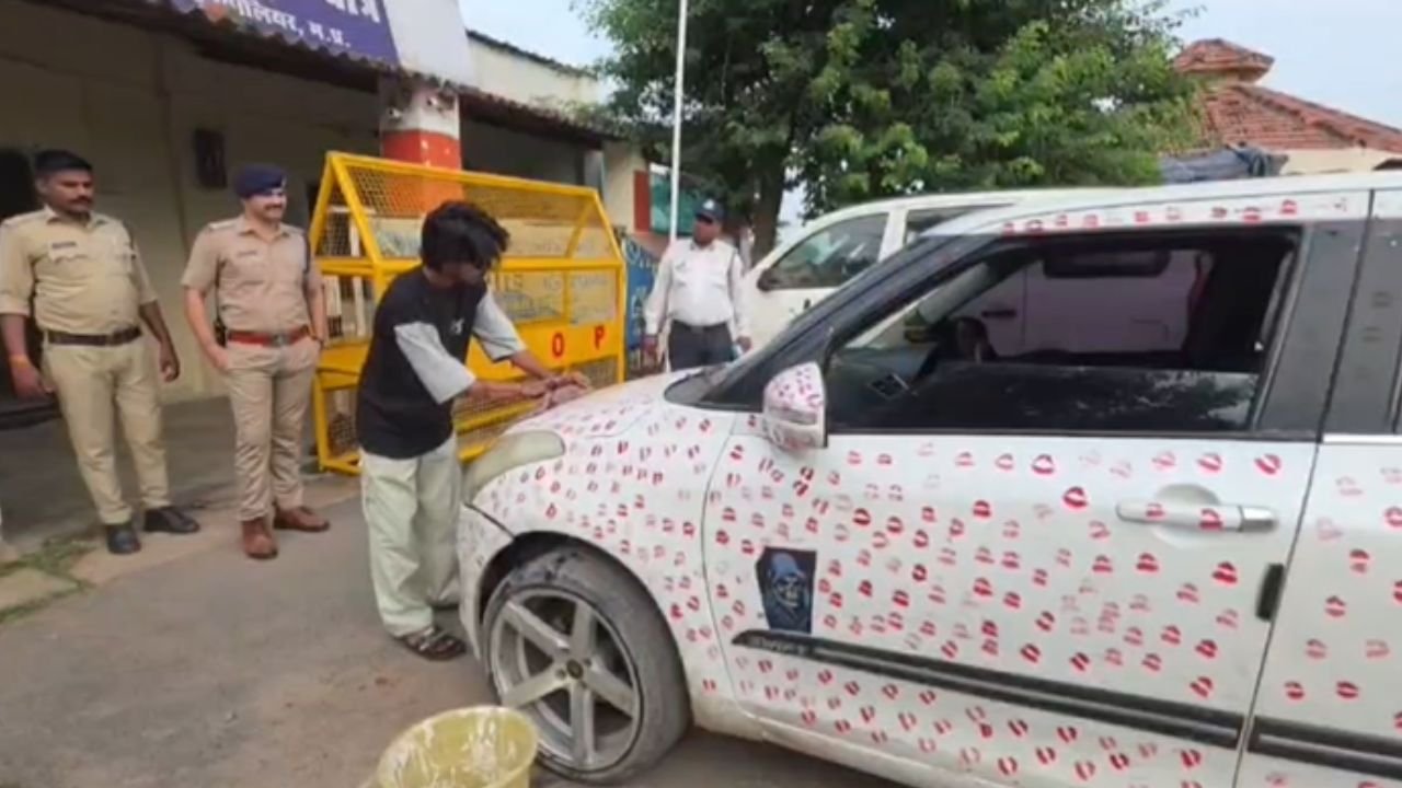 Kissing Car in Gwalior: बॉयफ्रेंड की कार को गर्लफ्रेंड ने 3400 बार किया Kiss! लिपिस्टक लगाकर बनाती रही निशान, पुलिस ने काटा इतने रुपए का चालान
