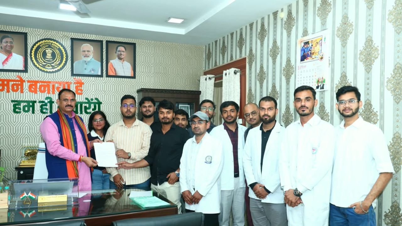 Chhattisgarh News: स्वास्थ्य मंत्री के आश्वासन पर इंटर्न डॉक्टरों ने स्थगित किया आंदोलन, इसी माह स्टाइपेंड बढ़ोतरी पर निर्णय के संकेत