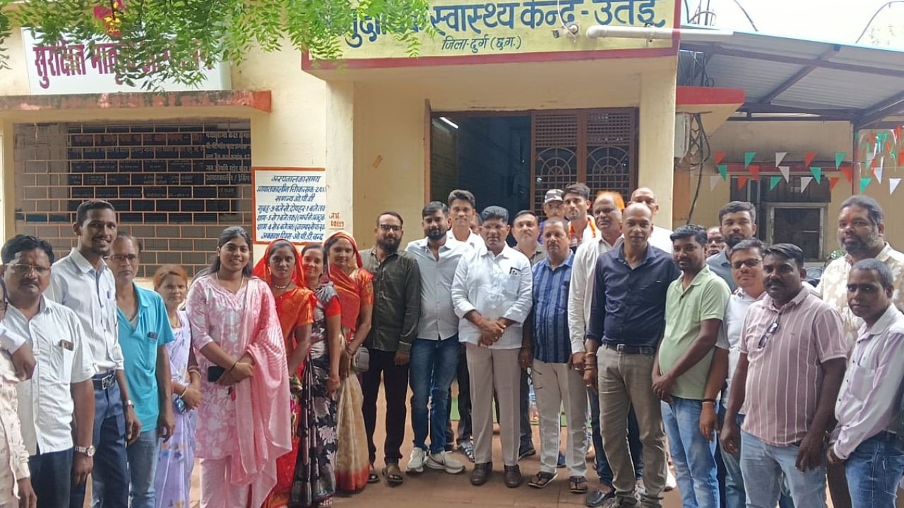 CG Durg News: उतई में कांग्रेस ने मनाई पूर्व प्रधानमंत्री राजीव गांधी की जयंती, मरीजों को बांटे फल