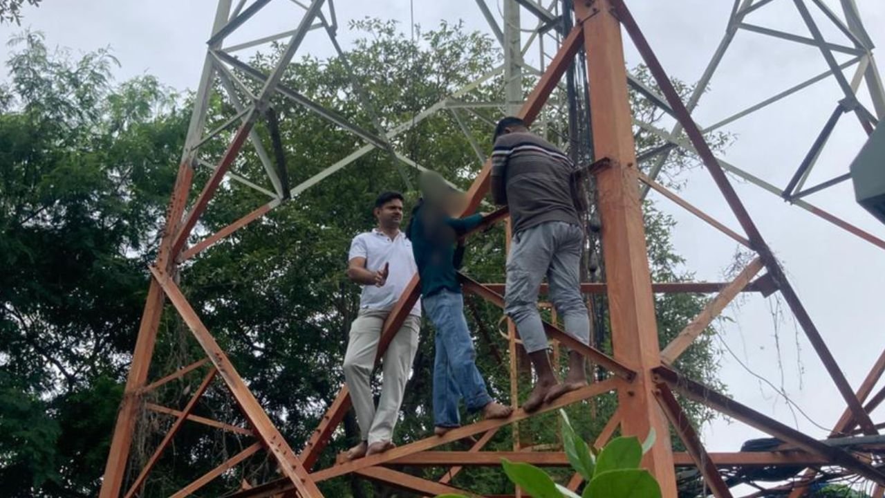 Sakti News: प्रेमी को वापस बुलाने की मांग को लेकर मोबाइल टावर पर चढ़ी नाबालिग युवती, आधे घंटे तक चला ड्रामा