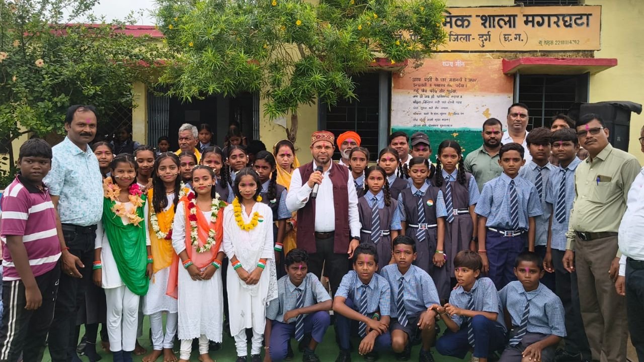 Chhattisgarh News: मगरघटा में हर्षोल्लास से मनाया गया स्वतंत्रता दिवस, प्रभातफेरी में गूंजे देशभक्ति के नारे
