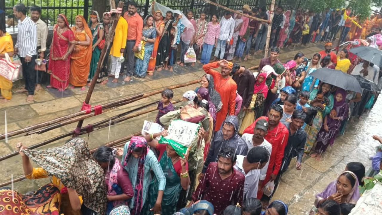 Chhattisgarh News: लक्ष्मणेश्वर महादेव में आस्था का सैलाब, झमाझम बारिश में भी नहीं डिगे भक्त; घंटों भीगते रहे श्रद्धालु