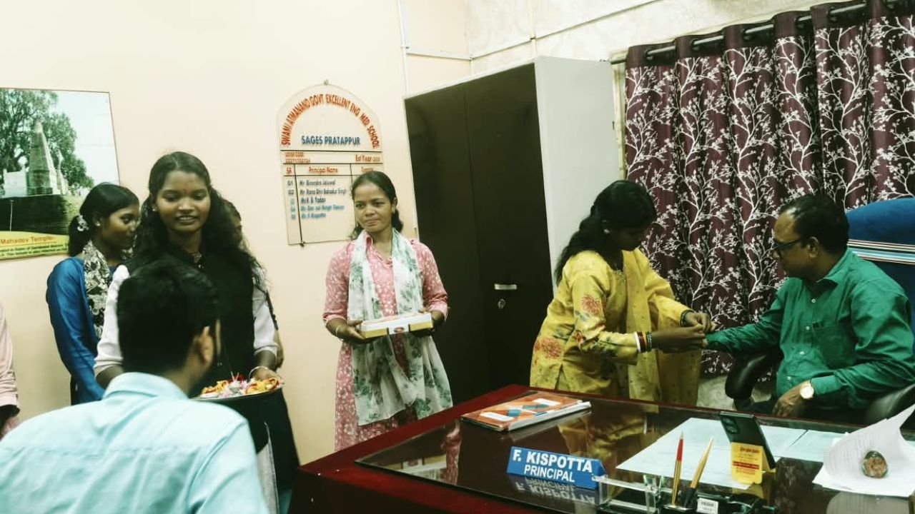 Surajpur News: प्रतापपुर में ABVP छात्रा बहनों ने सफाईकर्मियों से लेकर पुलिस जवानों तक बांधी राखी, सेवा और सुरक्षा के प्रति जताया सम्मान