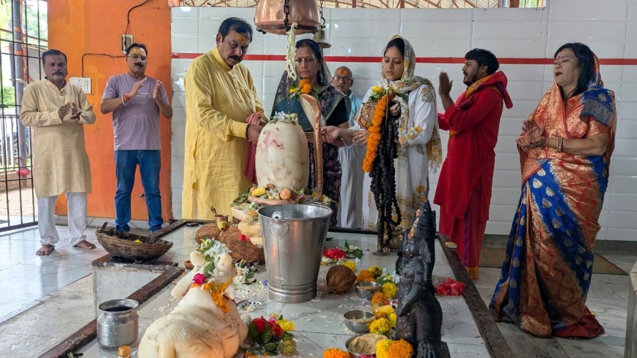 Bhilai News: श्रावण के अंतिम सोमवार पर भद्रेश्वर महाकाल मंदिर पहुंचे विजय बघेल, परिवार संग किया अभिषेक