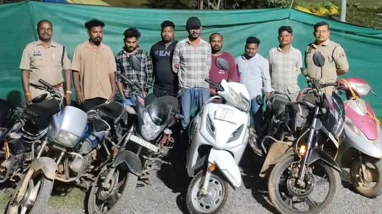 Kondagaon News : साइबर सेल और पुलिस की संयुक्त कार्रवाई, जंगल में जुआ खेलते 7 आरोपी गिरफ्तार