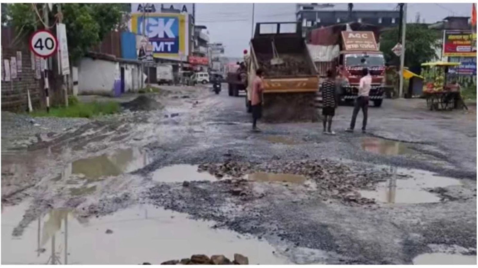 Ambikapur News : पवन साय की नाराजगी के बाद सड़क पर शुरू हुई लीपापोती, गिट्टियां डालकर भरे जा रहे गड्ढे