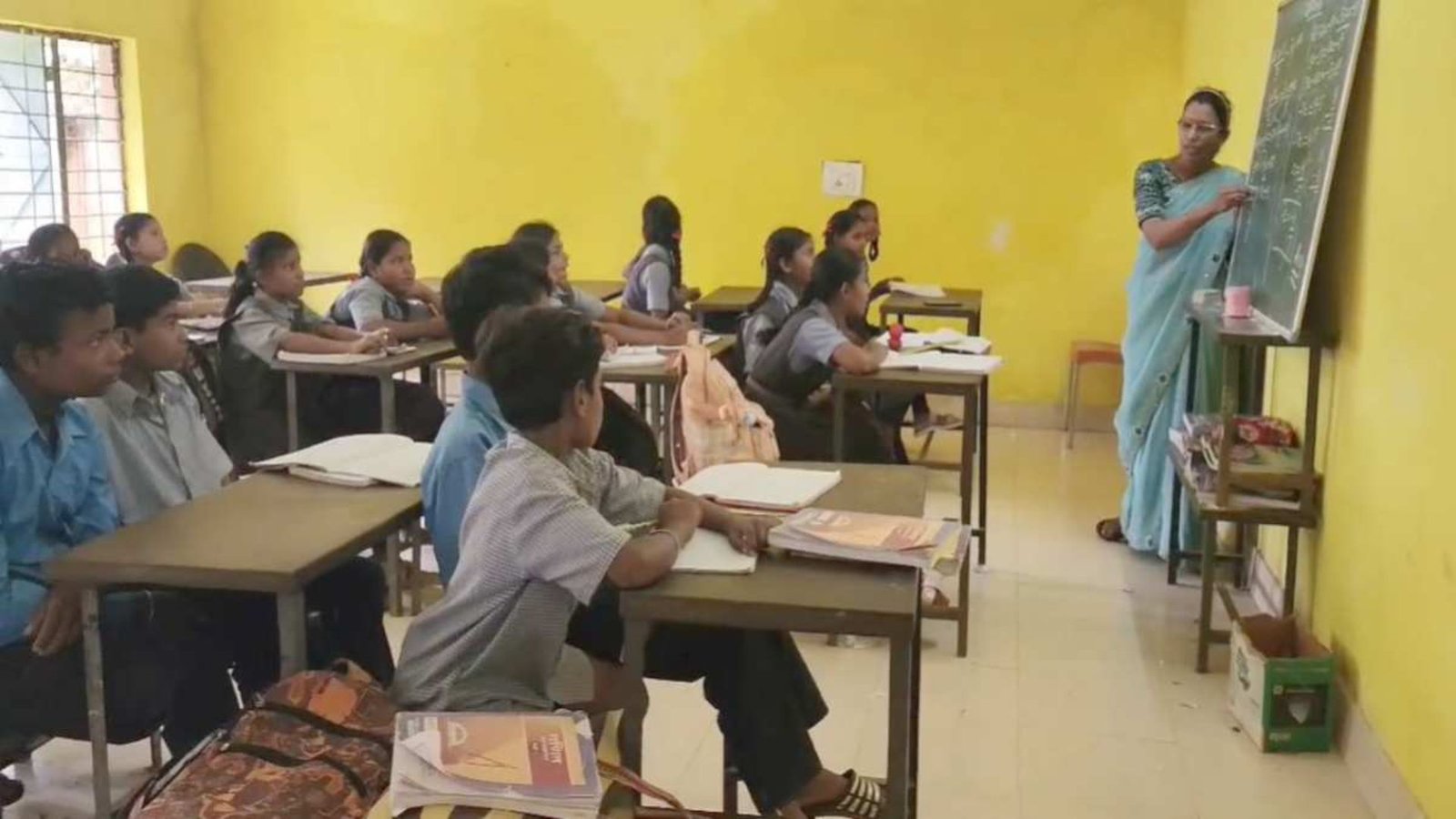 Jagdalpur News : कहीं राशन बंटता है, कहीं पंचायत का काम और यहीं लगती हैं कक्षाएं; बस्तर में स्कूल भवन का इंतजार