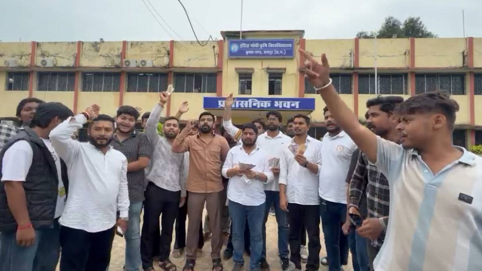 Raipur News : कृषि विश्वविद्यालय में पेपर लीक पर छात्रों का आक्रोश, दोषियों पर कार्रवाई की मांग