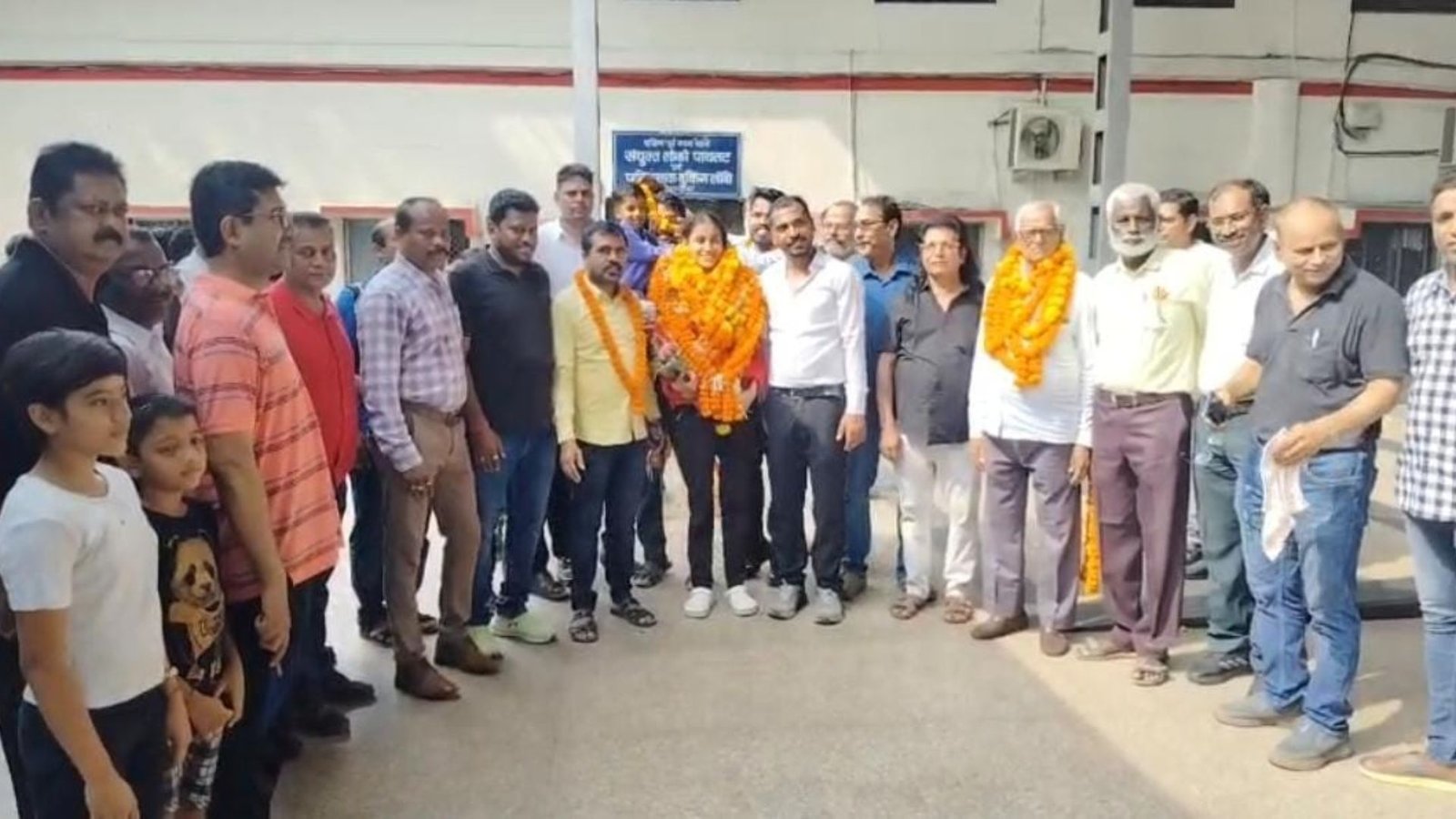 Bilaspur News: नेशनल एक्वेटिक्स चैंपियनशिप में शिवांगिनी का शानदार प्रदर्शन, बिलासपुर लौटने पर हुआ जोरदार अभिनंदन