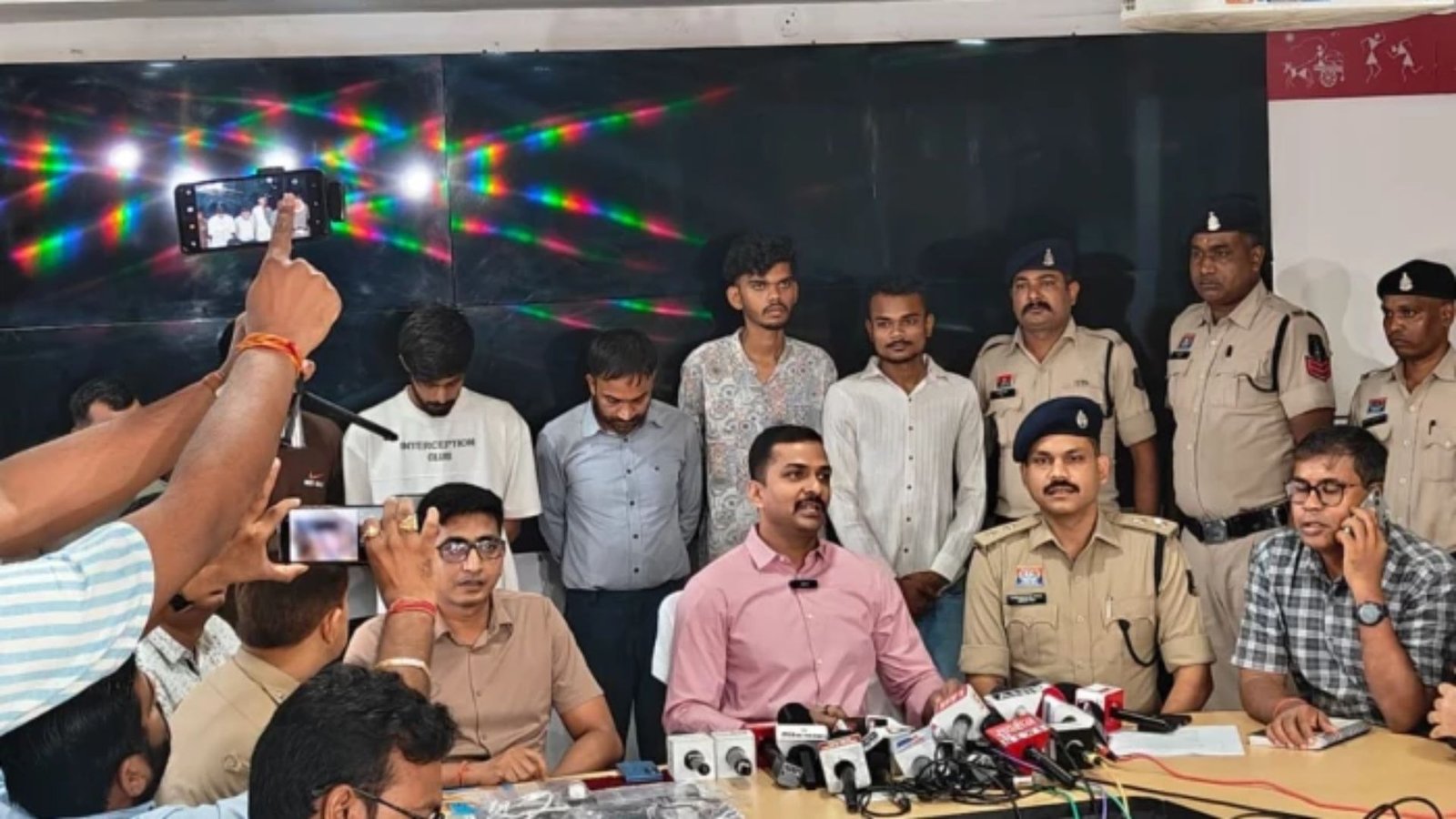 Balrampur News : बिना डिग्री और पंजीयन चल रहे थे क्लीनिक, प्रशासन ने 4 ठिकानों पर की कार्रवाई