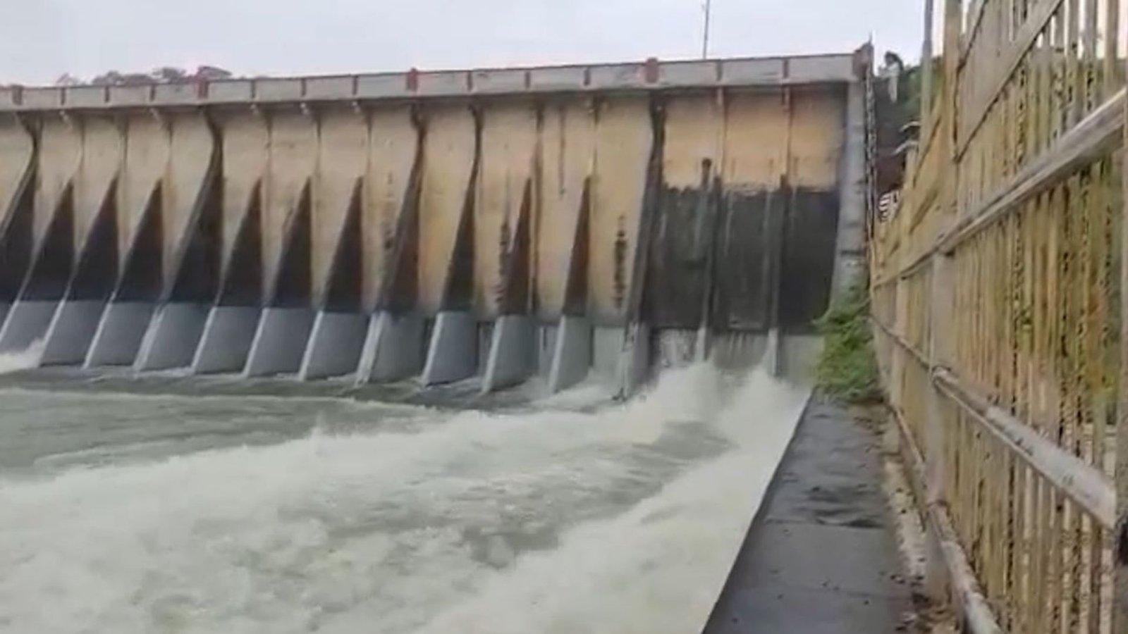 Dhamtari News : धमतरी में बारिश से बांध लबालब, माडमसिल्ली में 98% जलभराव; गंगरेल में पानी की आवक तेज