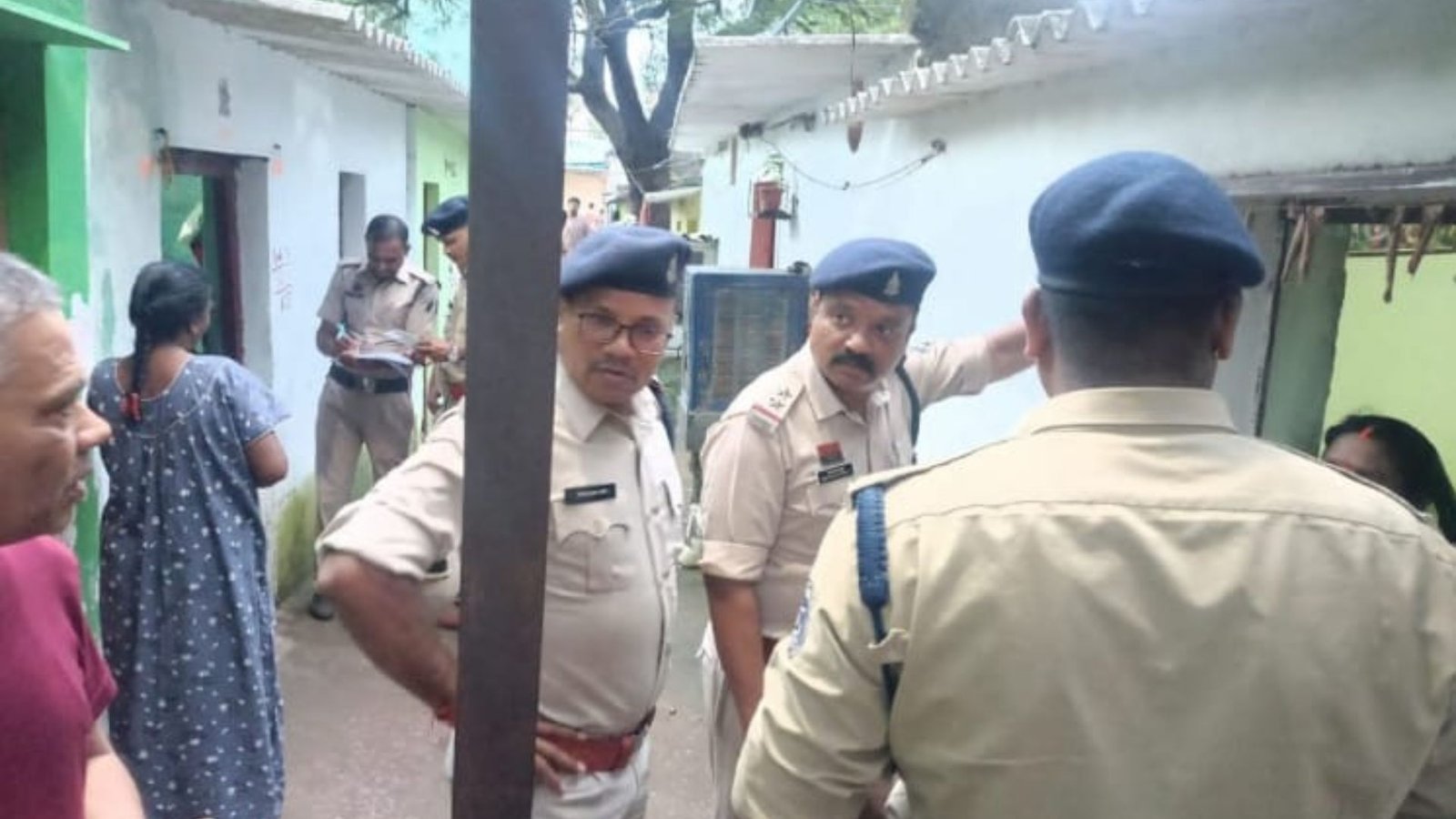 Durg News : कानून-व्यवस्था मजबूत करने दुर्ग पुलिस का अभियान, संदिग्ध गतिविधियों पर रखी गई पैनी नजर