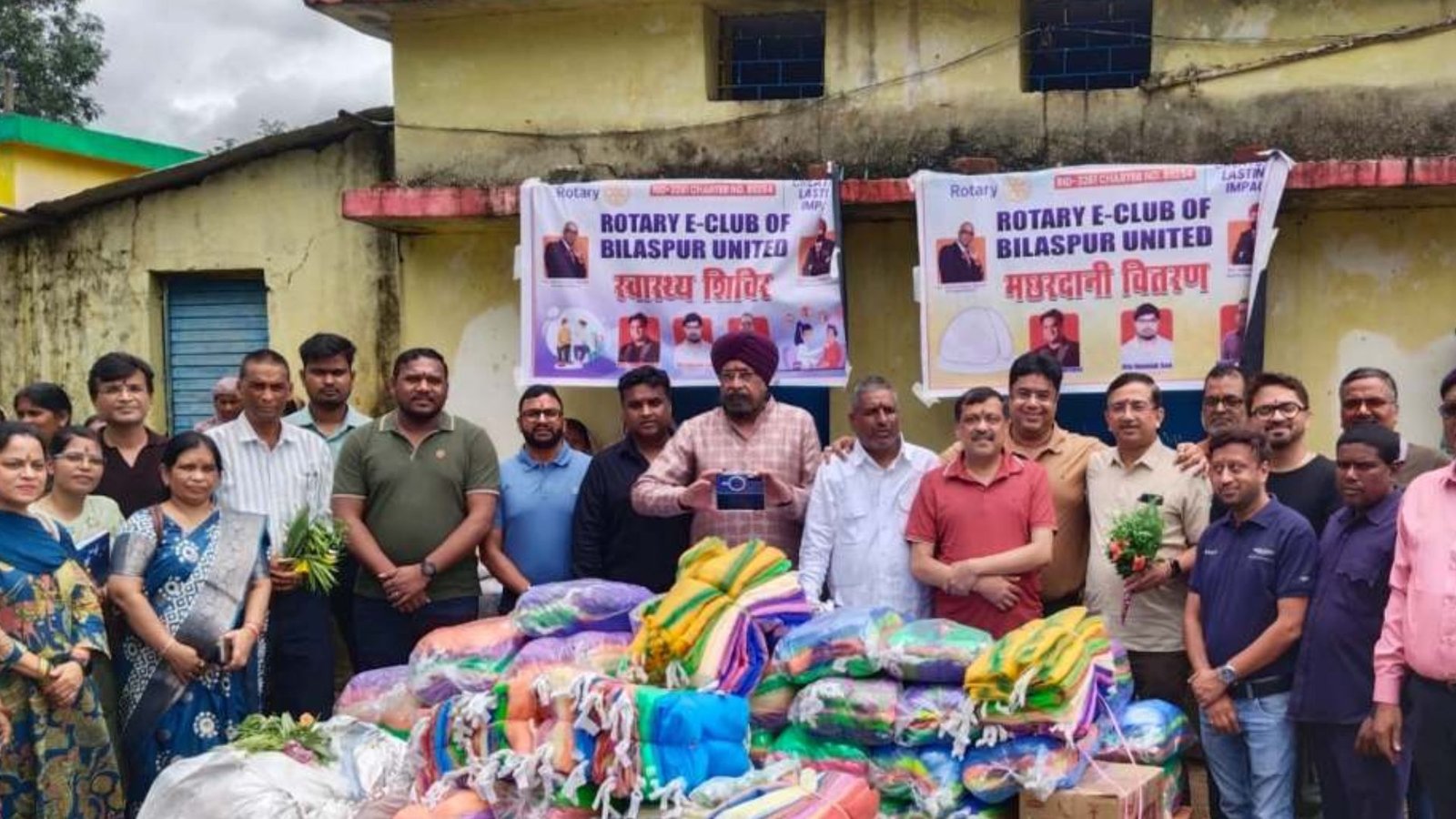 Bilaspur News: मच्छर और जलजनित बीमारियों से बचाव का संदेश, ग्रामीणों की स्वास्थ्य जांच के साथ बांटी जरूरी सामग्री