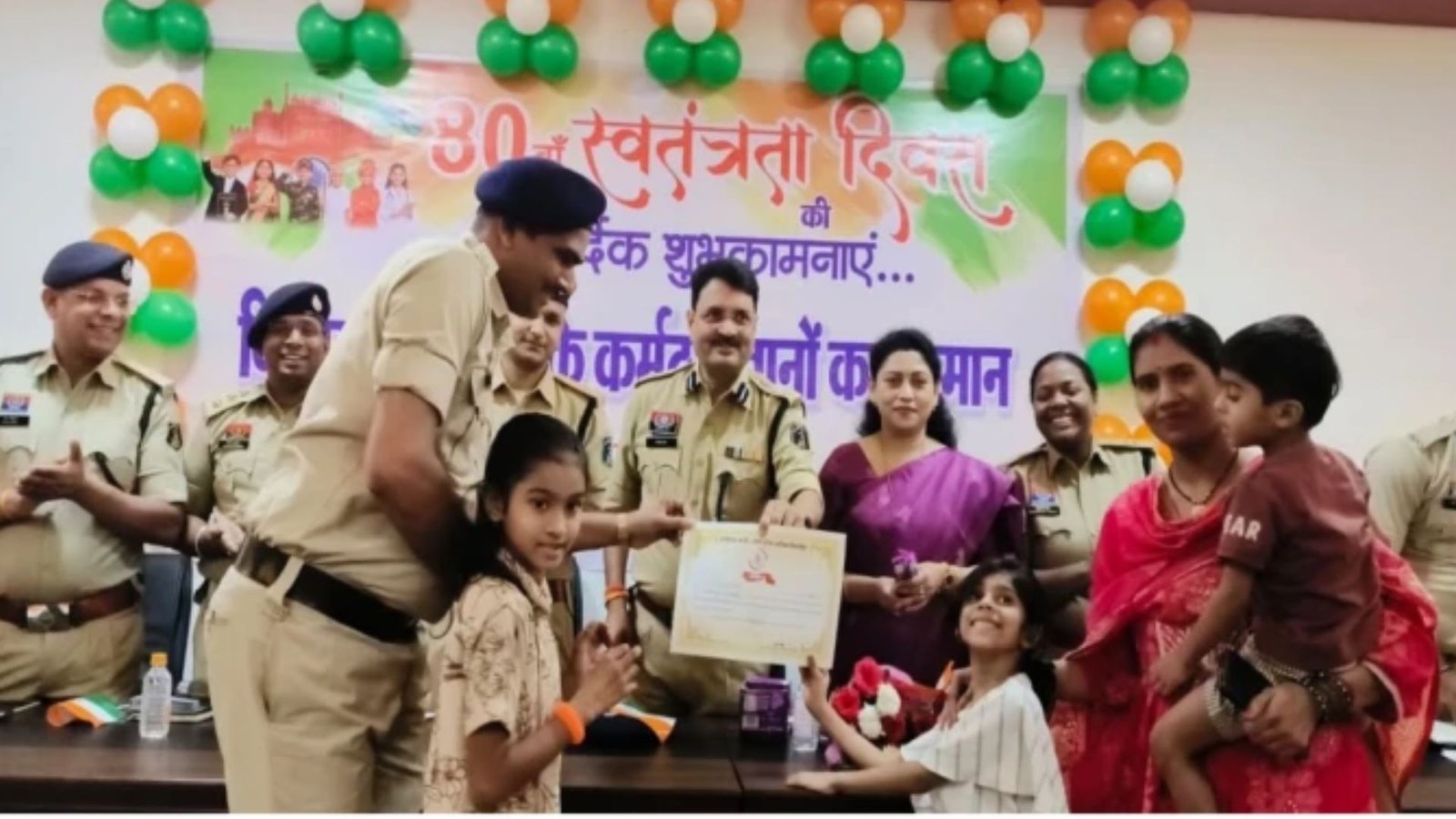 Bilaspur News : स्वतंत्रता दिवस समारोह में देशभक्ति गीतों से गूंजा पुलिस लाइन, एसएसपी ने बढ़ाया जवानों का हौसला