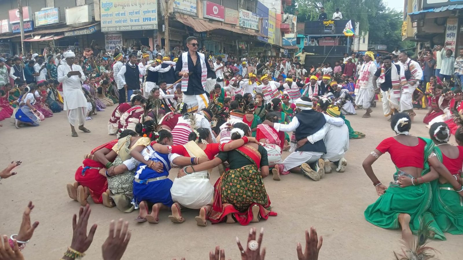 Durg News: उतई में आदिवासी संस्कृति का रंग, नगर के प्रमुख मार्गों से निकली जात्रा का बूढ़ा देव मंदिर में समापन