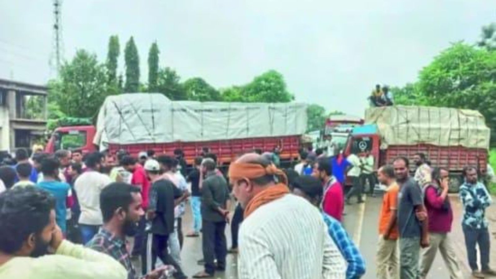 Durg News: मुजालगोंदी में कार्रवाई के विरोध में ट्रक चालकों का हंगामा, RTO ने आरोपों को बताया बेबुनियाद