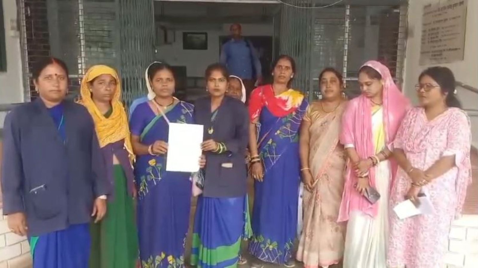 Mahasamund News: ‘प्रभारी को हटाओ, तभी काम करेंगे’: स्वच्छता दीदियों ने कलेक्टोरेट पहुंचकर लगाए गंभीर आरोप