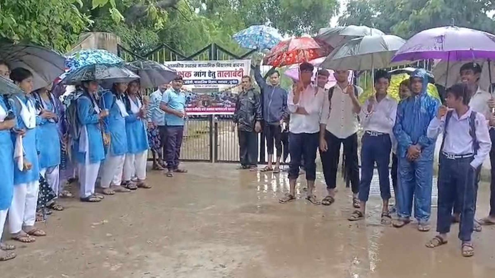 Dhamtari News: स्कूल मर्ज करने के फैसले से नाराज पालक, तहसीलदार और पुलिस मौके पर पहुंचे