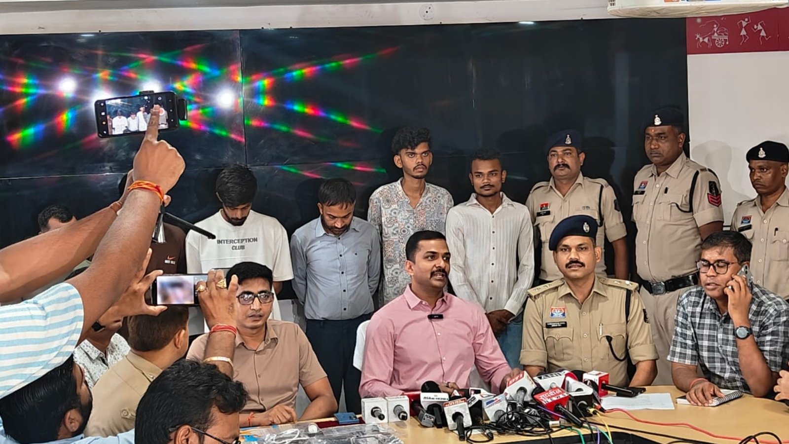 Durg News: पेपर लीक मामले में 6 आरोपी गिरफ्तार, 2 अब भी फरार; नेटवर्क की तलाश जारी