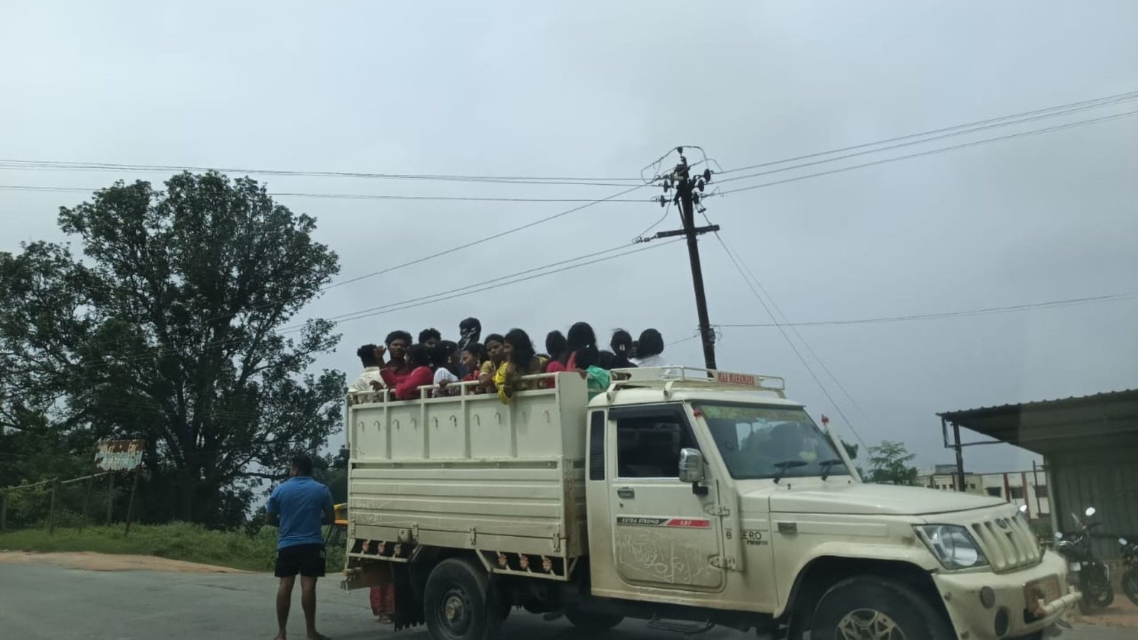 Pratappur News: सवारी ढोते मालवाहक वाहन पर कब होगी कार्रवाई? स्थानीय लोगों ने उठाई मांग