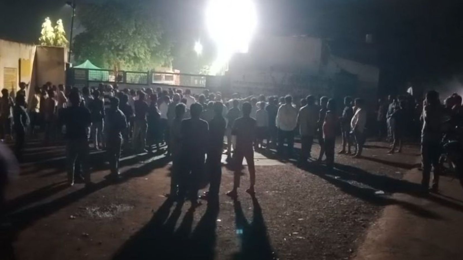 Raipur News: विजय ट्रांसमिशन में श्रमिक की मौत के बाद हंगामा, ग्रामीणों ने मुआवजे और कार्रवाई की मांग की