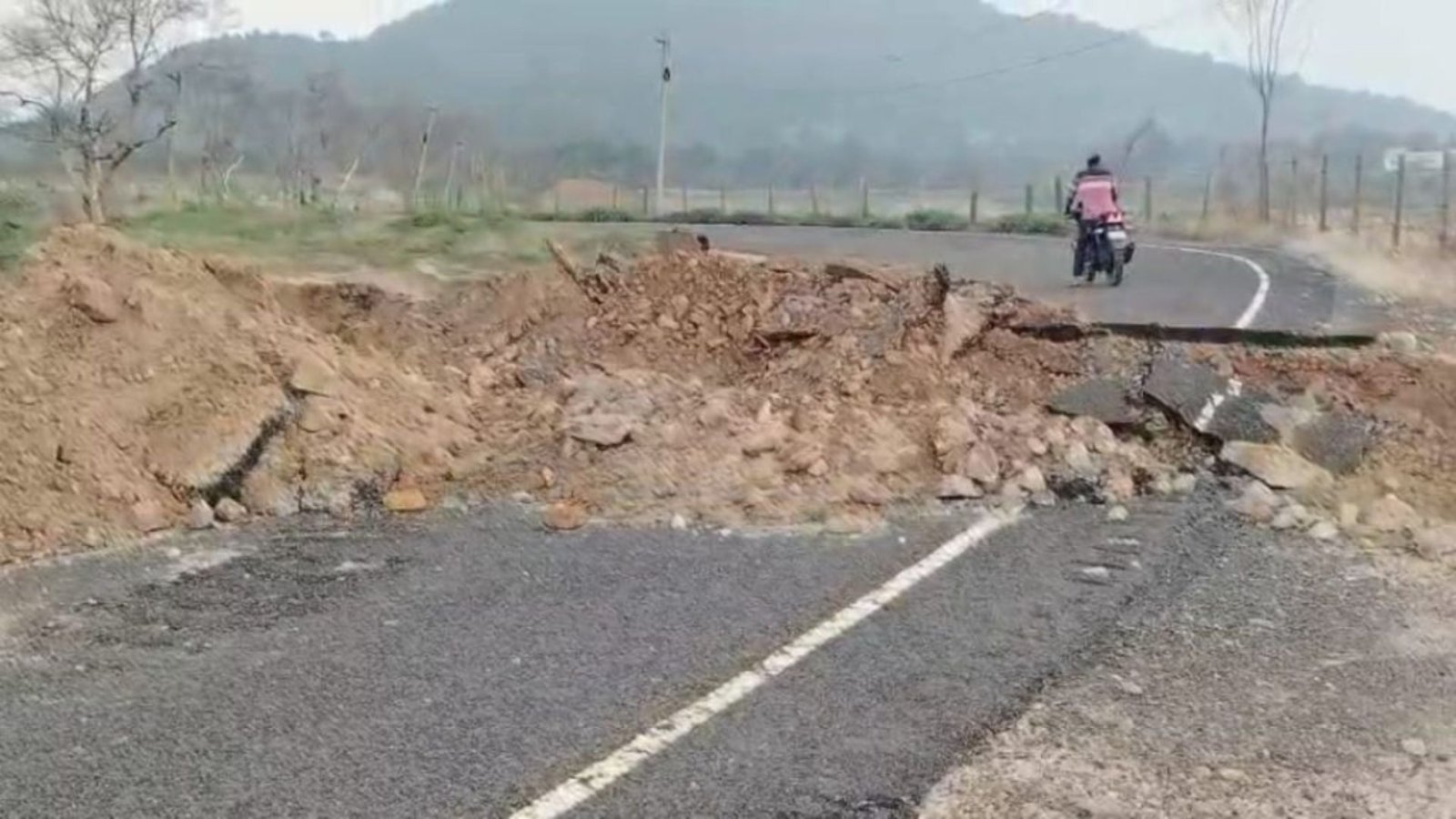 Jashpur News: बारिश और डैम के पानी ने बढ़ाई मुश्किल, सड़क बहने से गांवों का संपर्क टूटा