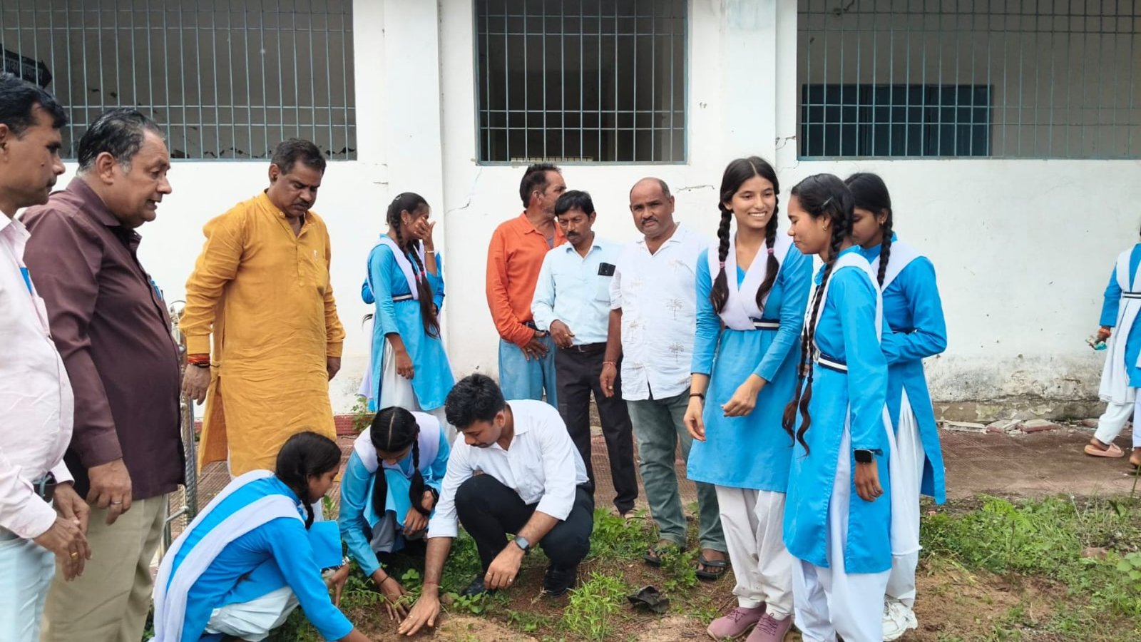 Sakti News: पर्यावरण संरक्षण के साथ छात्रों को करियर की सीख, हसौद स्कूल पहुंचे CEO वासु जैन