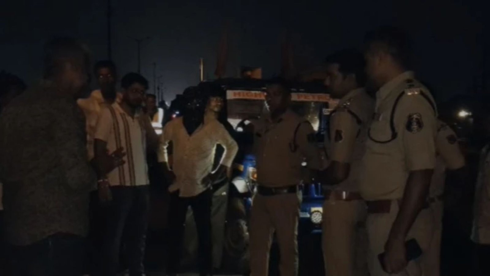 Rajnandgaon News: सड़क पर मवेशियों का झुंड बना हादसे की वजह, काऊ कैचर टीम पर उठे सवाल