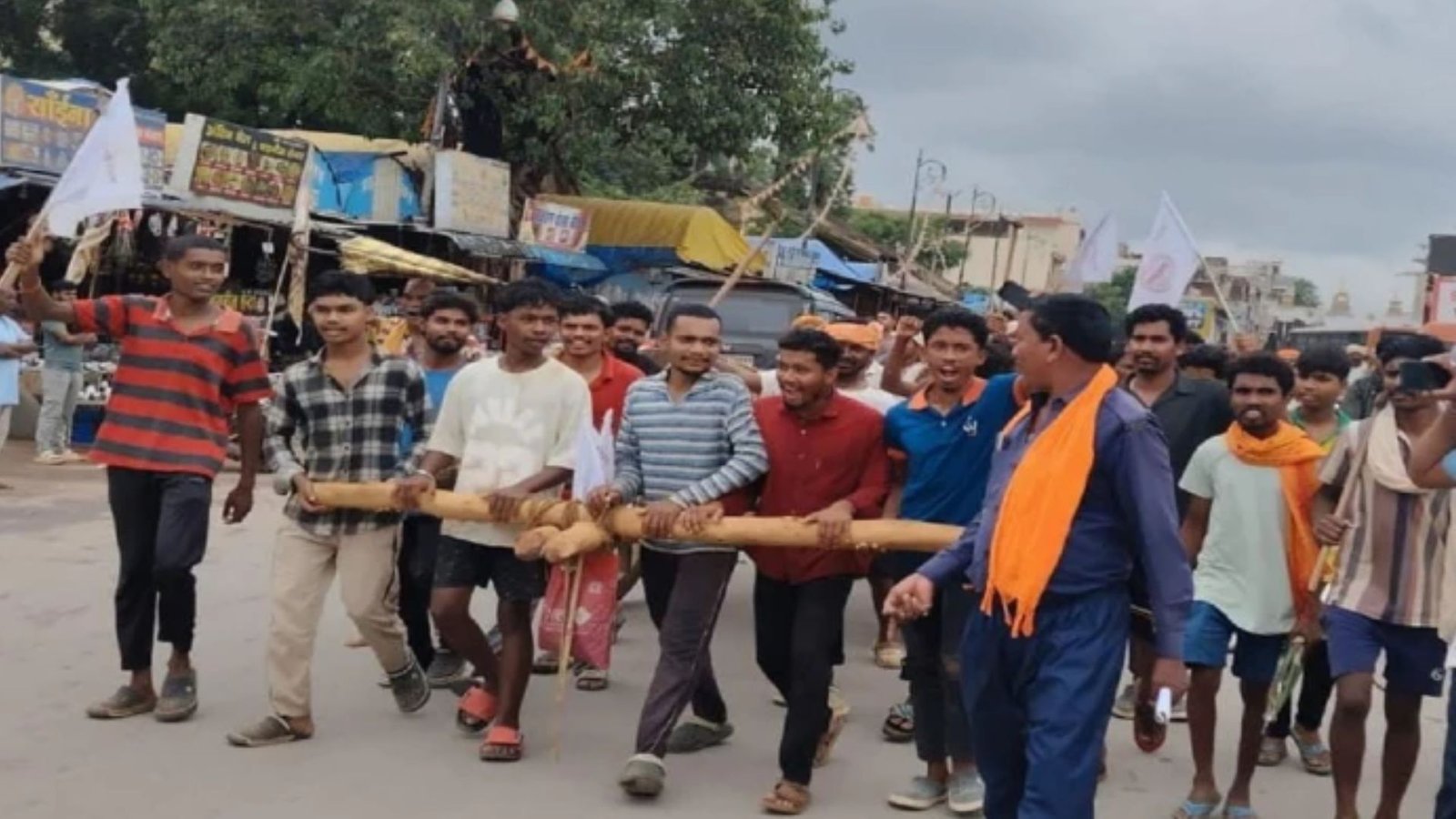 Jagdalpur News : बिलोरी के ग्रामीणों ने निभाई सदियों पुरानी परंपरा, 6 फीट लंबी साल लकड़ी लेकर पहुंचे जगदलपुर