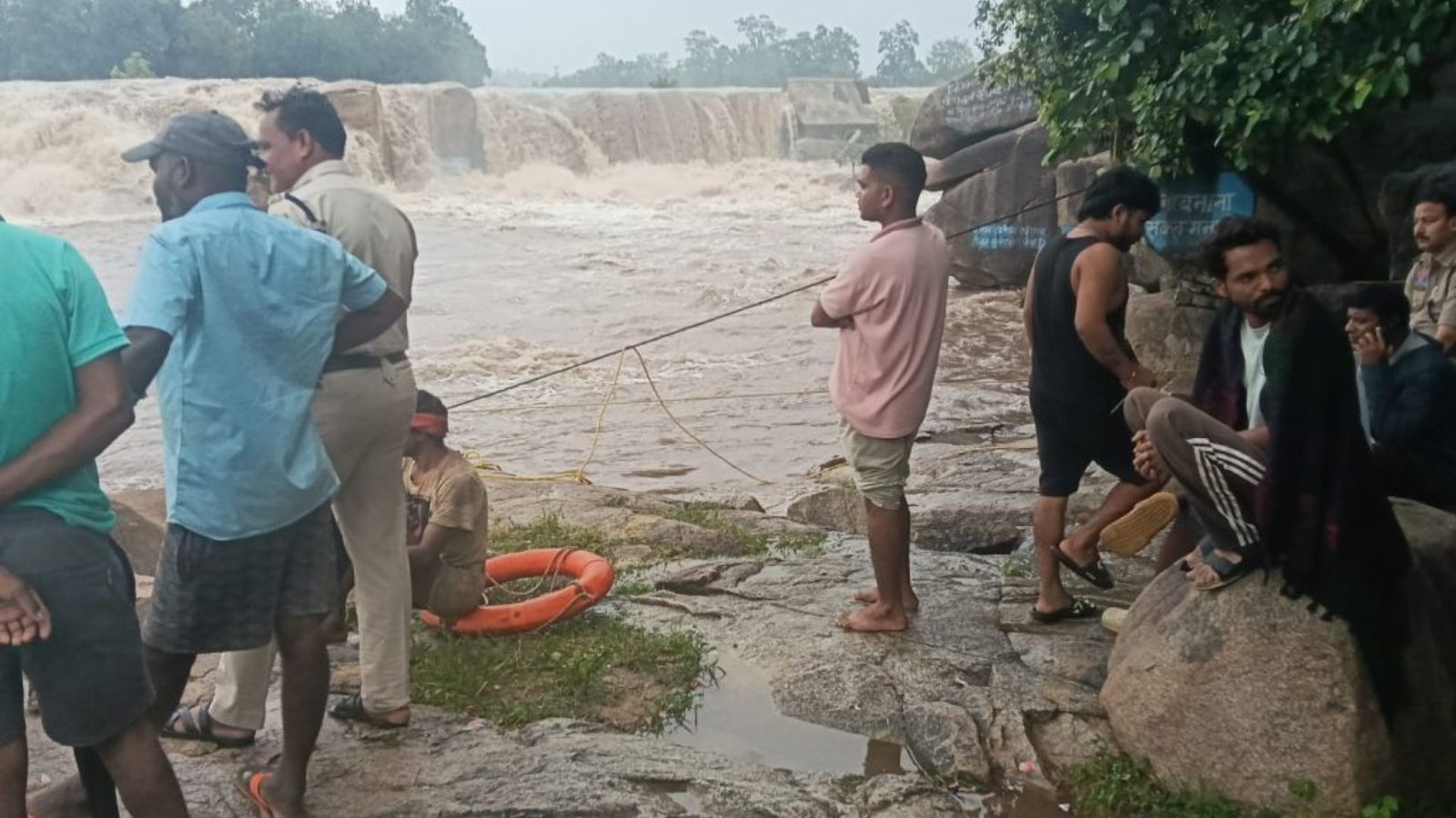Korba News: देवपहरी जलप्रपात में तीन युवकों की जान पर बनी, SDRF ने शुरू किया रेस्क्यू ऑपरेशन