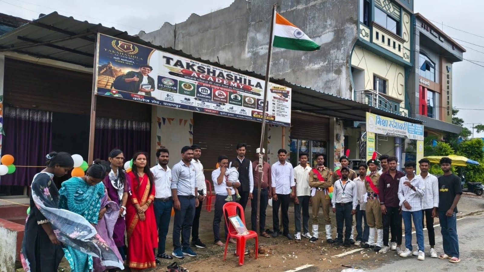 Pratappur News: राष्ट्रप्रेम और अनुशासन का दिया संदेश, तक्षशिला एकेडमी में विद्यार्थियों ने उत्साह से मनाया स्वतंत्रता दिवस