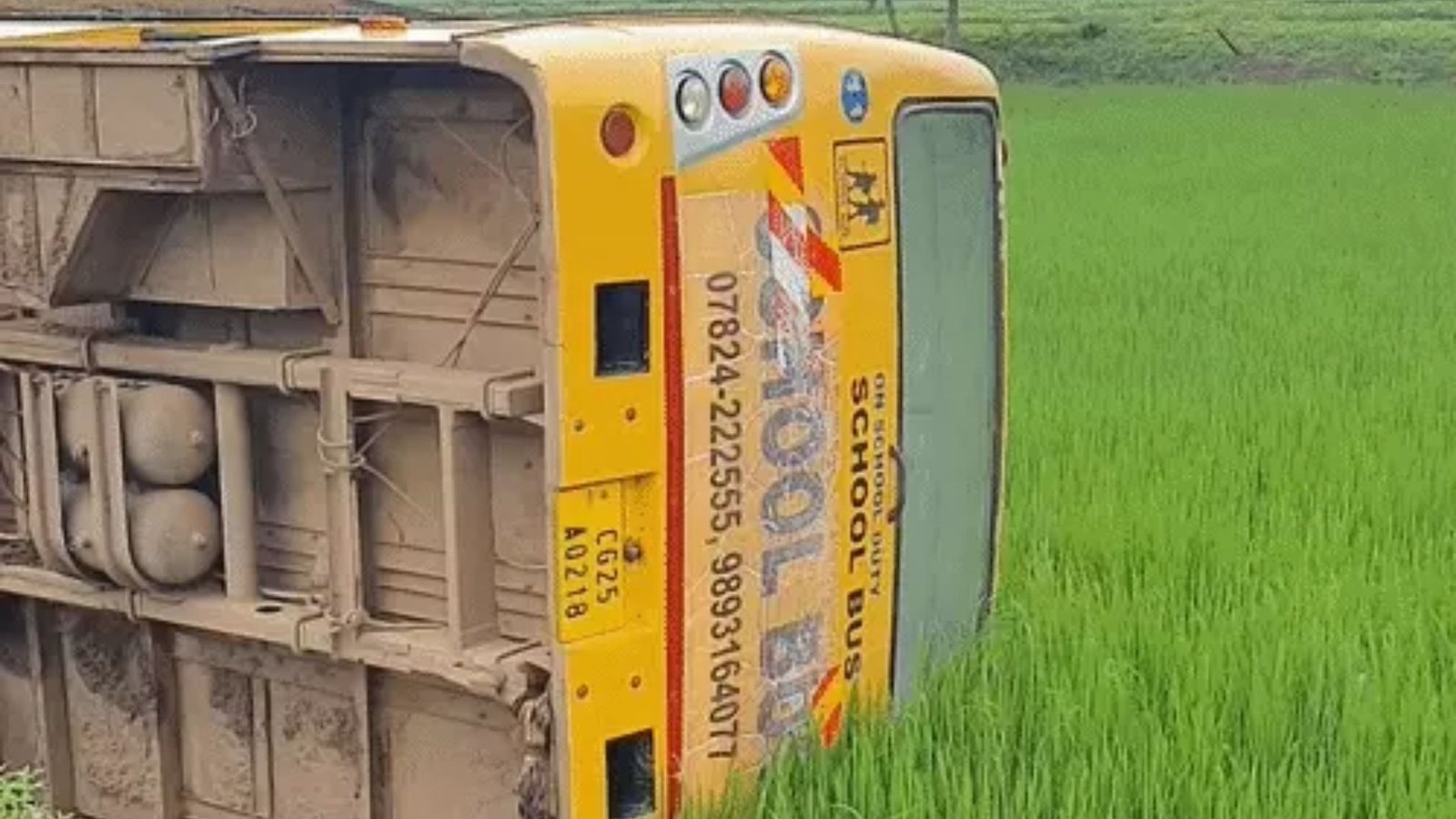 Bemetara News : बच्चों से भरी बस सड़क से उतरकर पलटी, परिजनों ने ड्राइवर पर लगाया लापरवाही का आरोप
