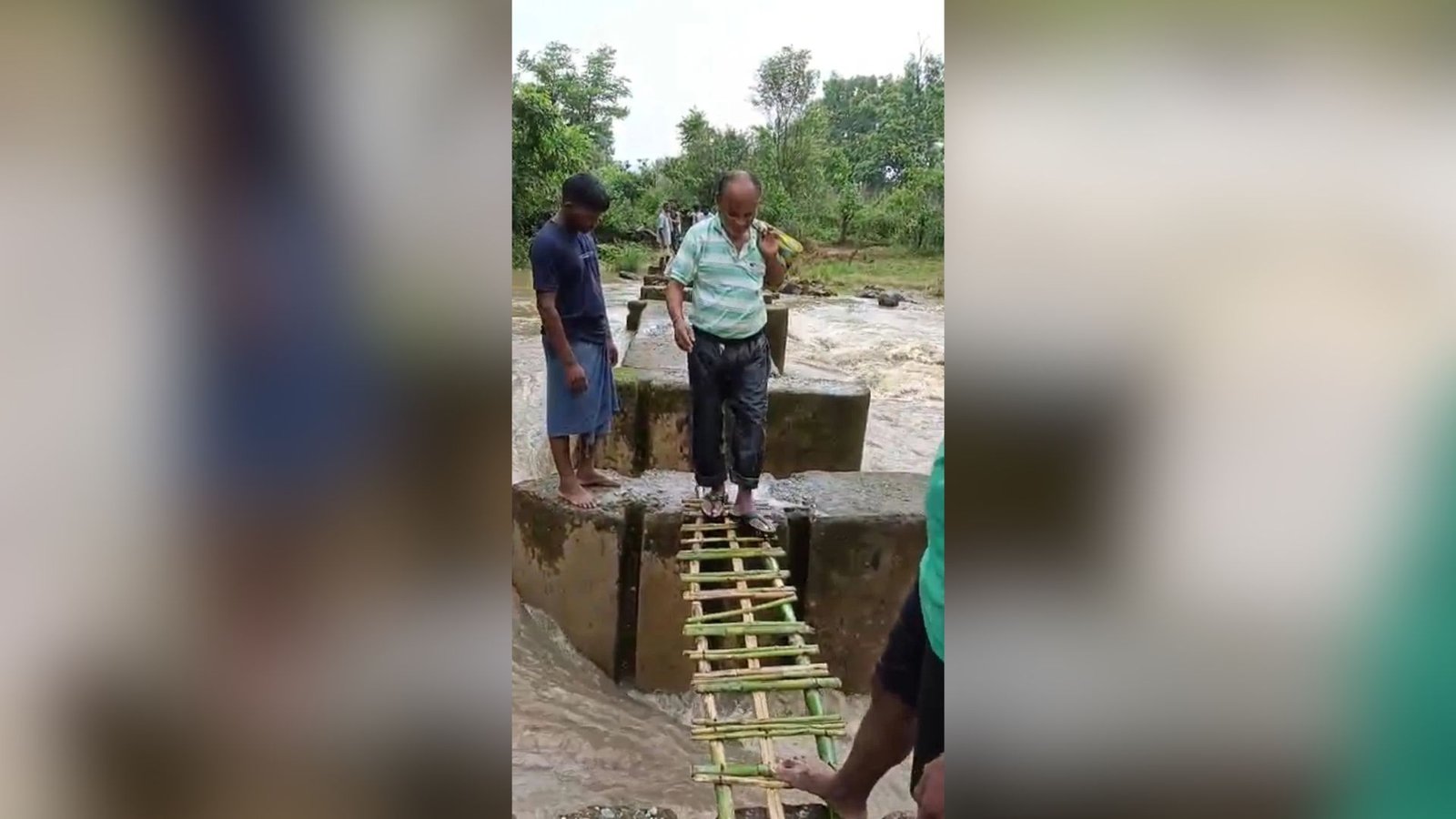 Bijapur News : सेमलडोड्डी नाला बना स्कूल पहुंचने में बाधा, स्थायी पुल की मांग अब भी अधूरी