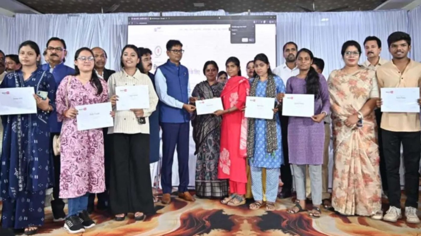 Dhamtari News: GEN Z को रोजगार की सीख: धमतरी में मंत्री ओपी चौधरी ने AI प्रशिक्षित युवाओं को किया सम्मानित