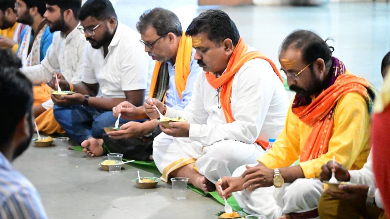 Kawardha News : कांवड़ियों के बीच पहुंचे डिप्टी सीएम विजय शर्मा, भोजन प्रसादी वितरण कर बढ़ाया उत्साह