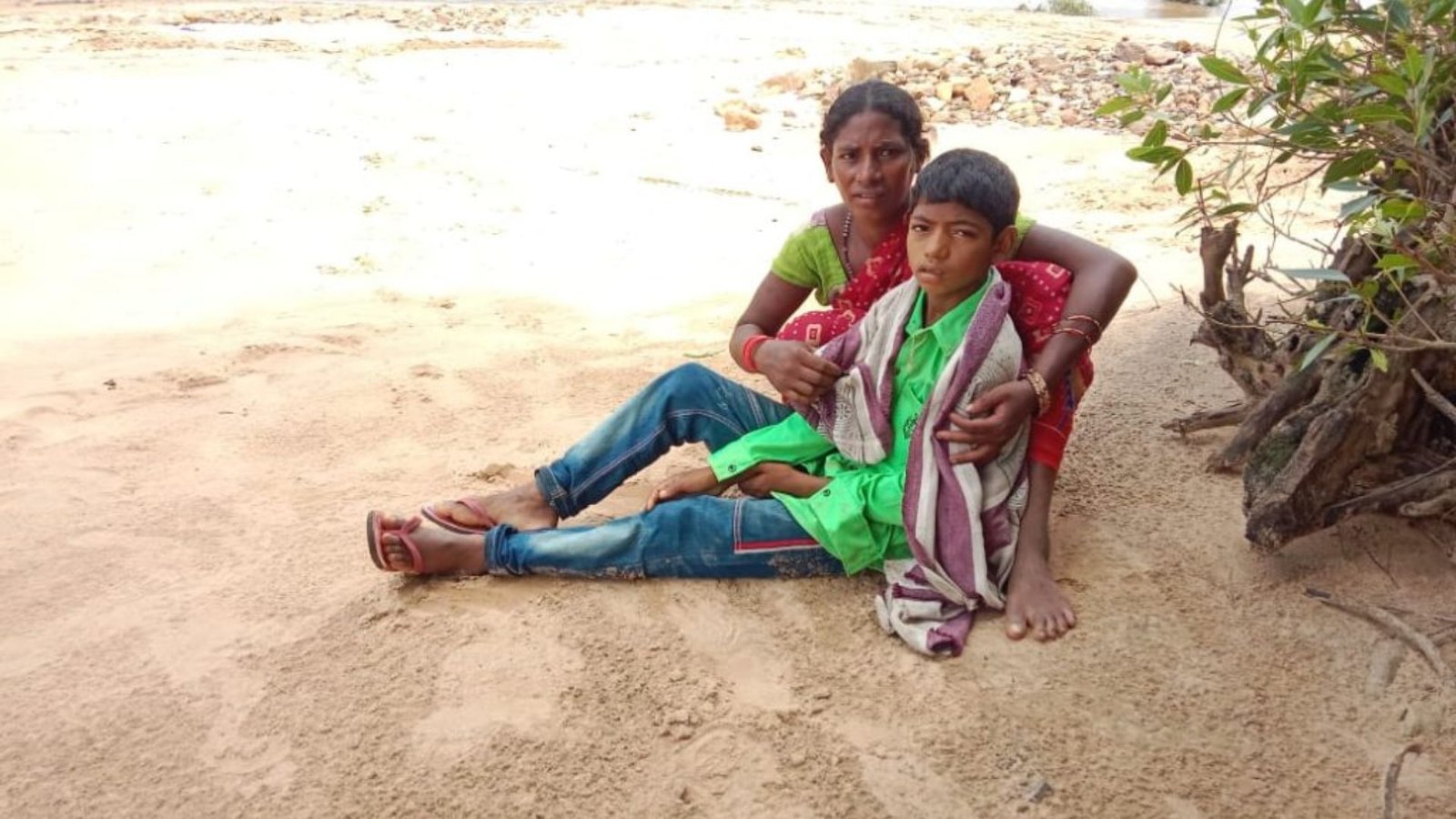 Kanker News: इलाज के लिए संघर्ष: मलेरिया पीड़ितों को नाव से पार करनी पड़ रही नदी, स्वास्थ्य शिविर की उठी मांग