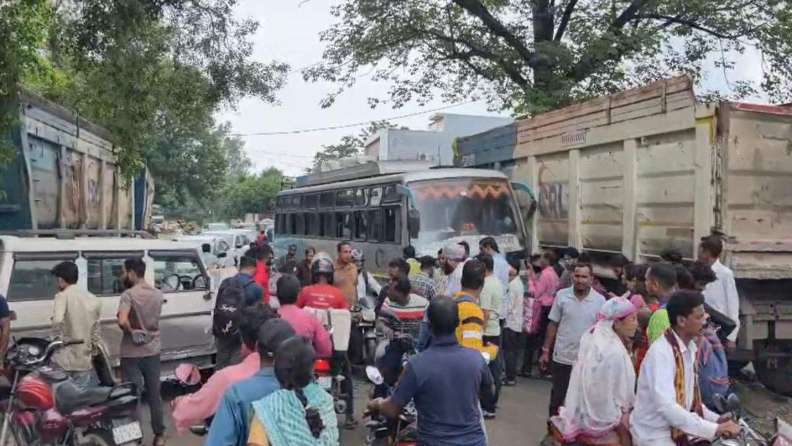 Korba News : कोरबा में बड़ा सड़क हादसा: बस और बोलेरो की जोरदार भिड़ंत, घायलों का अस्पताल में इलाज जारी