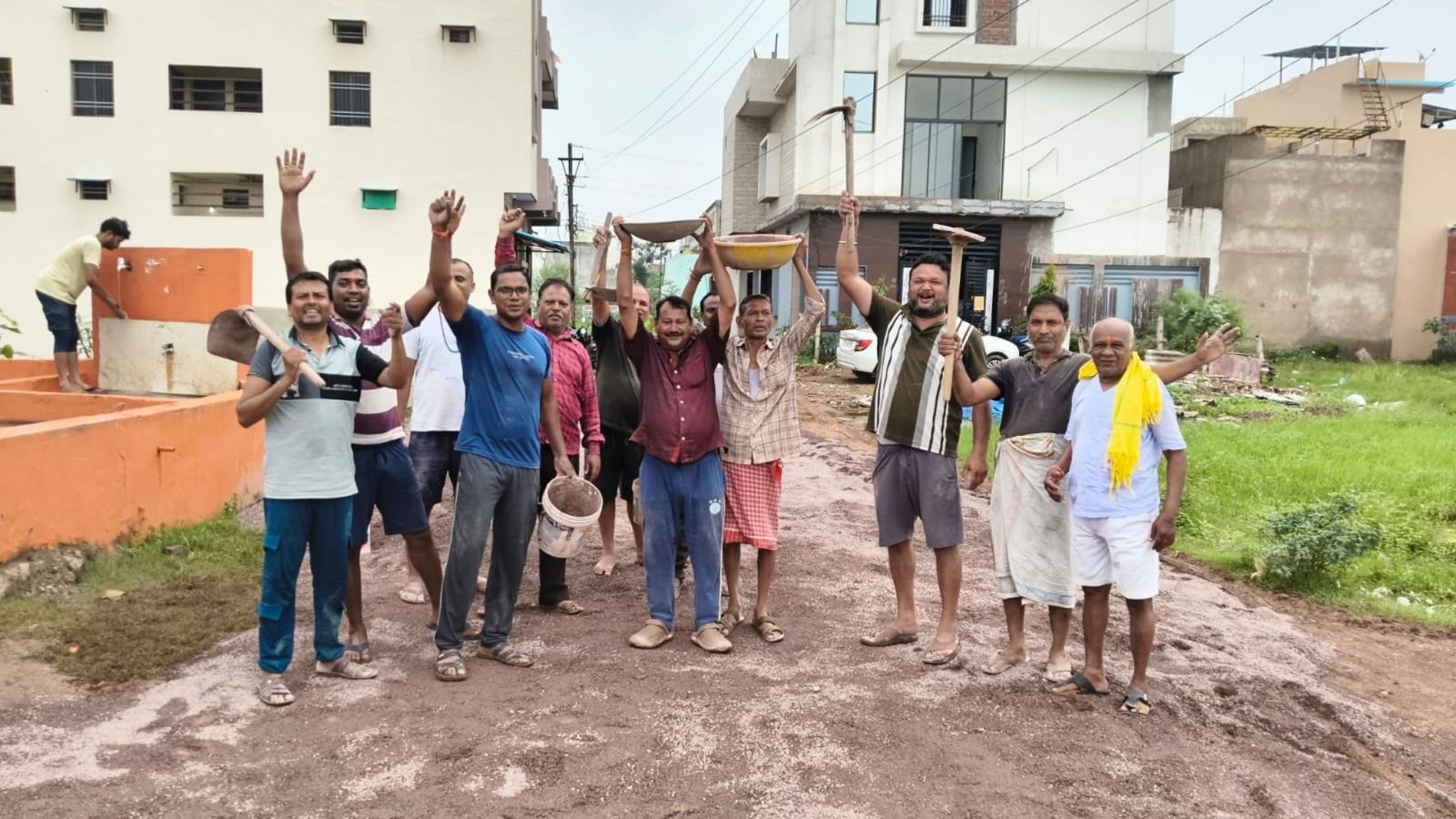 Raipur News: जब नहीं हुई सुनवाई तो खुद आगे आए रहवासी, सामूहिक प्रयास से शुरू किया सड़क निर्माण