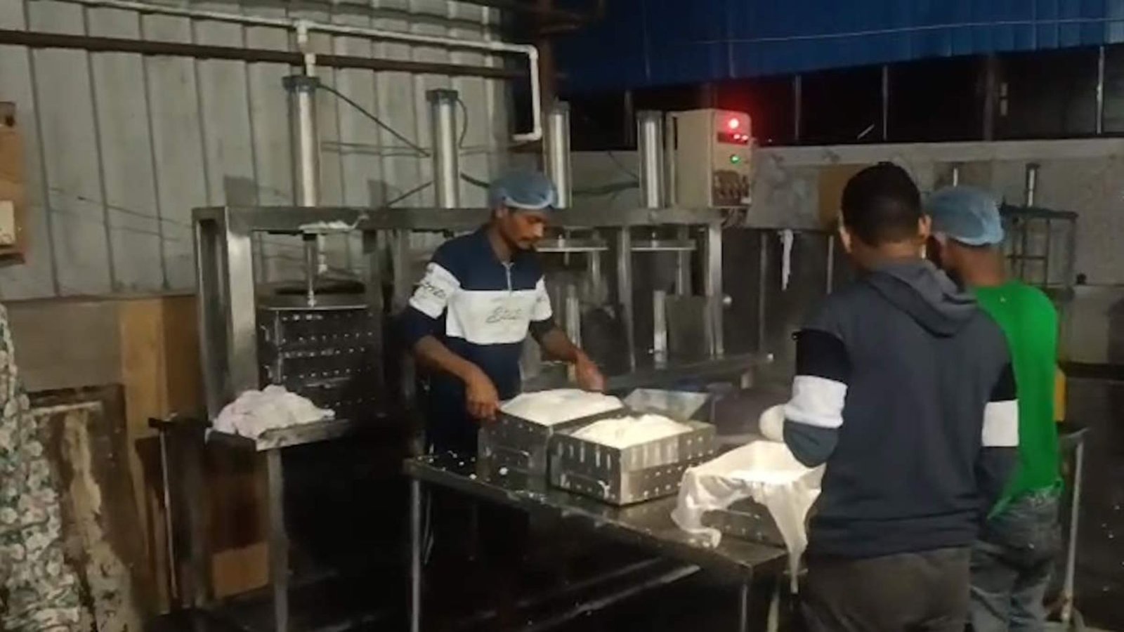 Mahasamund News: एनालॉग पनीर पर प्रतिबंध के बाद महासमुंद में बड़ी कार्रवाई, वैद्य फूड प्रोडक्ट फैक्ट्री से 300 किलो पनीर सील