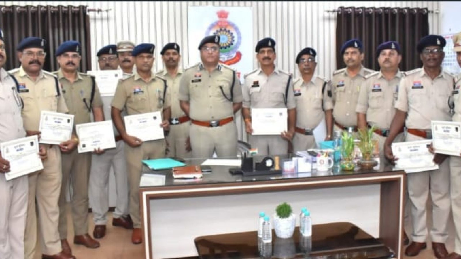 Durg News : अपराधों की जांच में उत्कृष्ट कार्य करने वाले 16 पुलिसकर्मियों को SSP ने किया सम्मानित