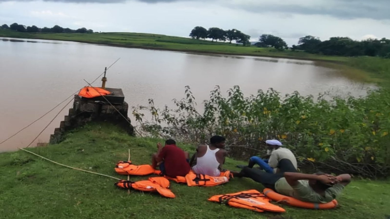 Balrampur News : जलाशय में लीकेज सुधारने के दौरान हादसा, सिंचाई विभाग के अधिकारी पहुंचे थाने