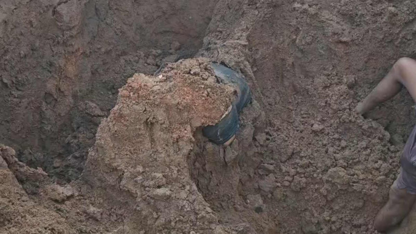 Kanker News: काम के दौरान मौत का मंजर: नल-जल परियोजना में मिट्टी के नीचे दबे मजदूर का 4 दिन बाद हुआ खुलासा