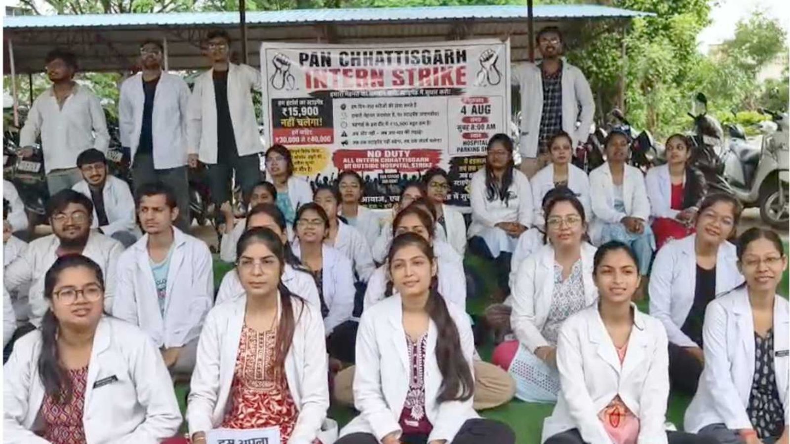 Jagdalpur News : जूनियर डॉक्टरों और कांग्रेस का मिला समर्थन, स्टाइपेंड बढ़ाने की मांग को लेकर एकजुट हुए इंटर्न