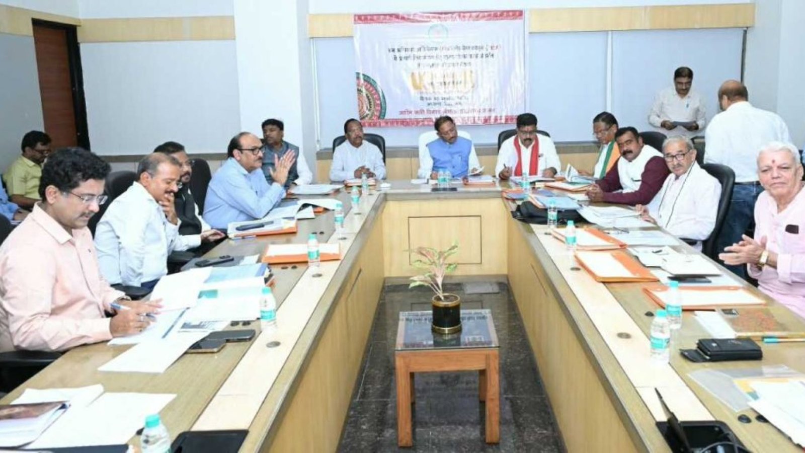 Raipur News: पेसा और वन अधिकार कानून की समीक्षा, मुख्यमंत्री साय ने अधिकारियों को समयबद्ध क्रियान्वयन के दिए निर्देश
