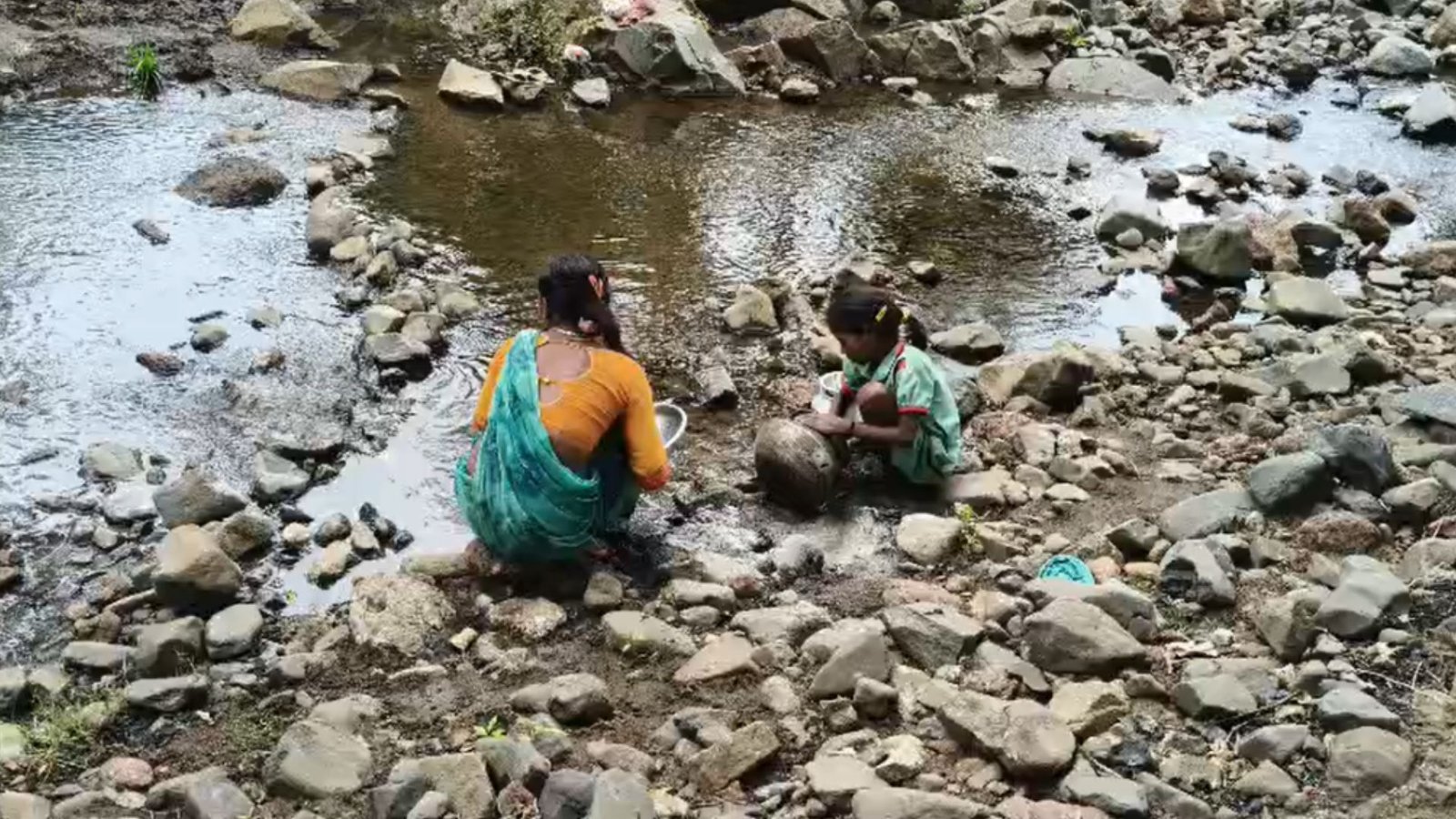 Kawardha News : स्वच्छ पानी के लिए तरस रहे आदिवासी परिवार: बेलापानी में 35 बैगा परिवारों की बदहाल जिंदगी, प्रशासन से लगाई गुहार