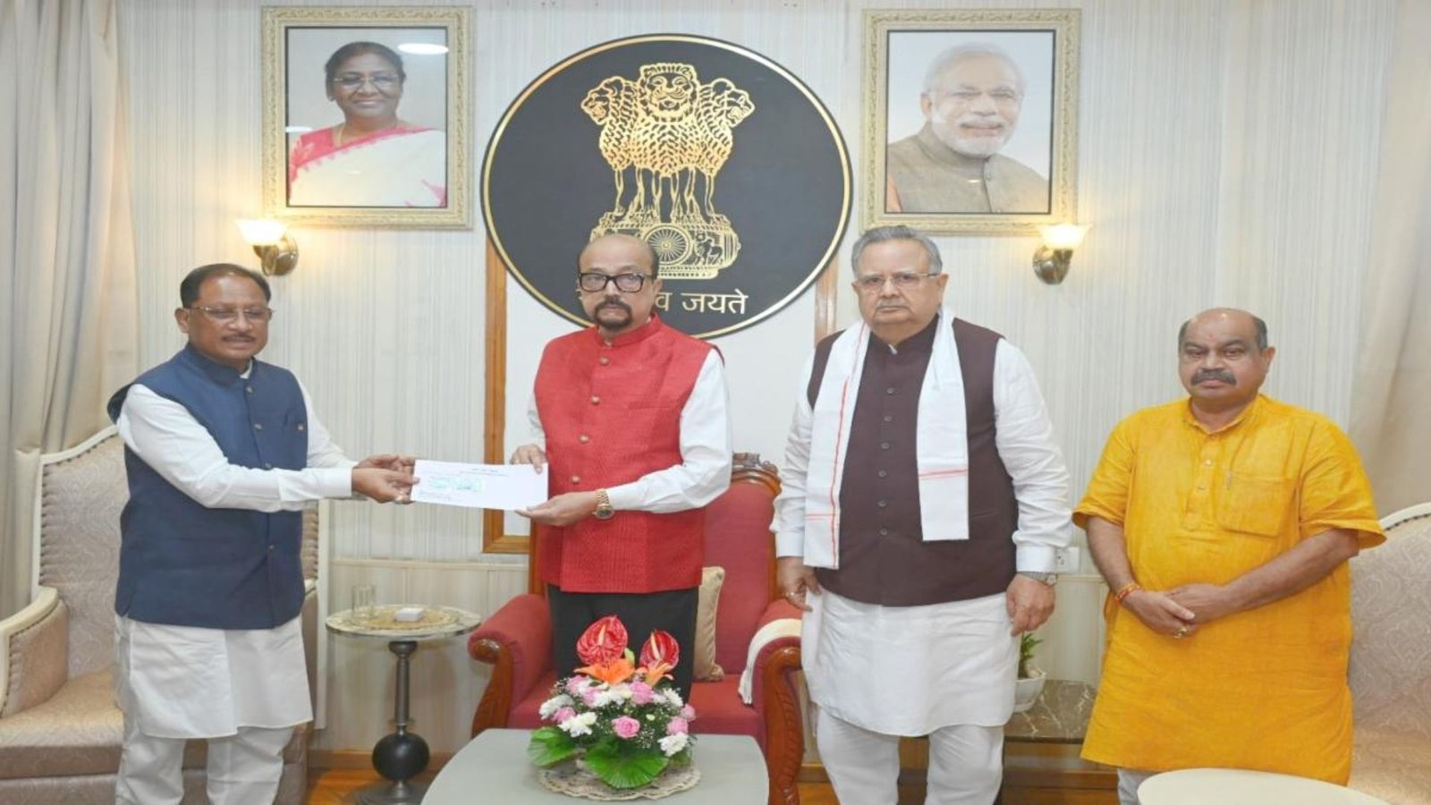 Raipur News: असम बाढ़ पीड़ित परिवारों के राहत-पुनर्वास के लिए छत्तीसगढ़ देगा 5 करोड़, राज्यपाल को सौंपा चेक